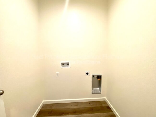 Building Photo - 4137 Beverly Ave