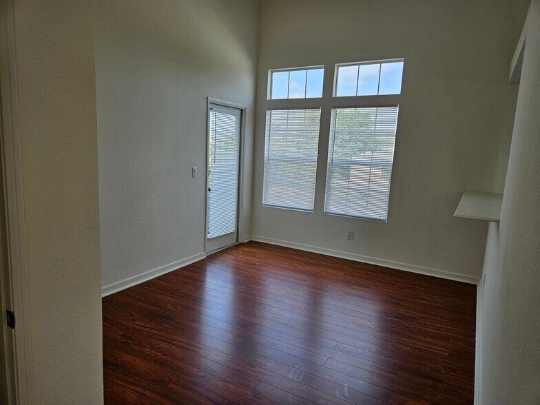 Den / Dining space - 11829 Gateway Blvd