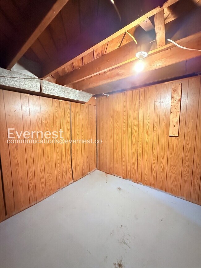 Building Photo - Charming Townhome with Driveway and Street Parking | Pet friendly | Available Now!