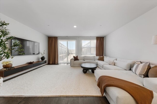 Building Photo - 2217 Venture Dr