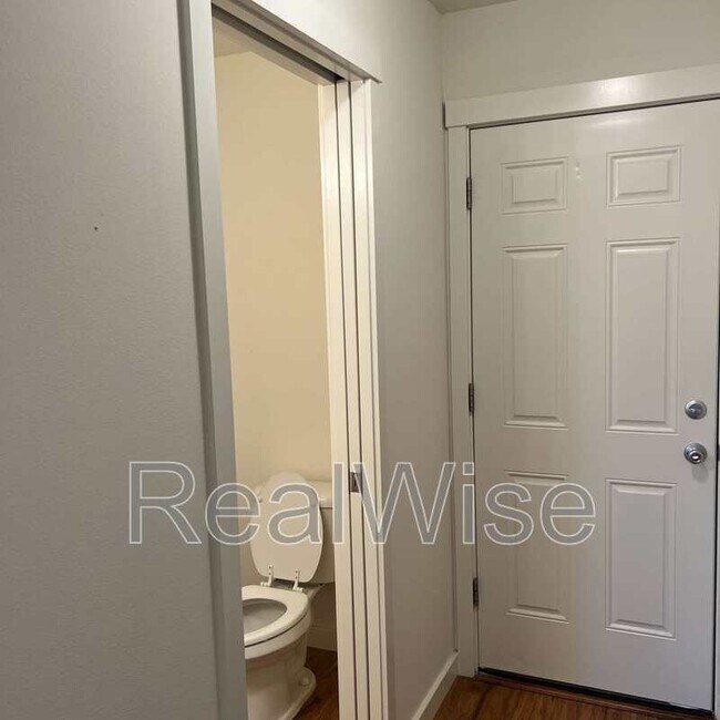 Building Photo - 1214 SW 27th St