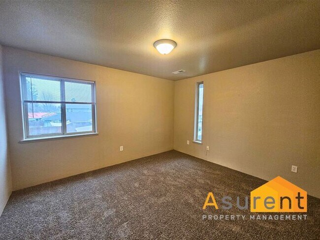 Building Photo - Freshly Renovated Duplex: 2 Bedrooms, 1.5 Bathrooms, w/ Fenced Backyard