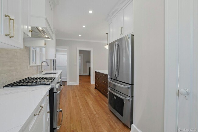 Building Photo - 10 Robins Rd