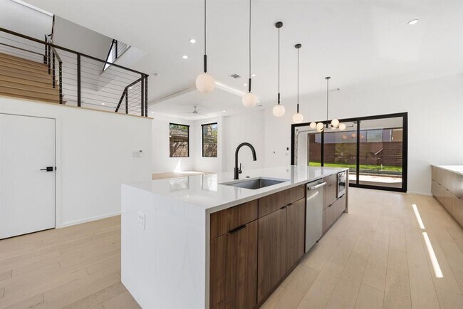 Building Photo - 2411 Winsted Ln