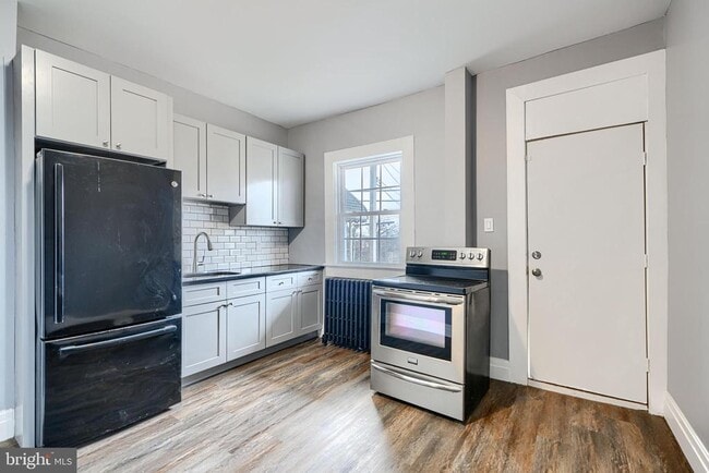 Building Photo - 2533 W Lombard St