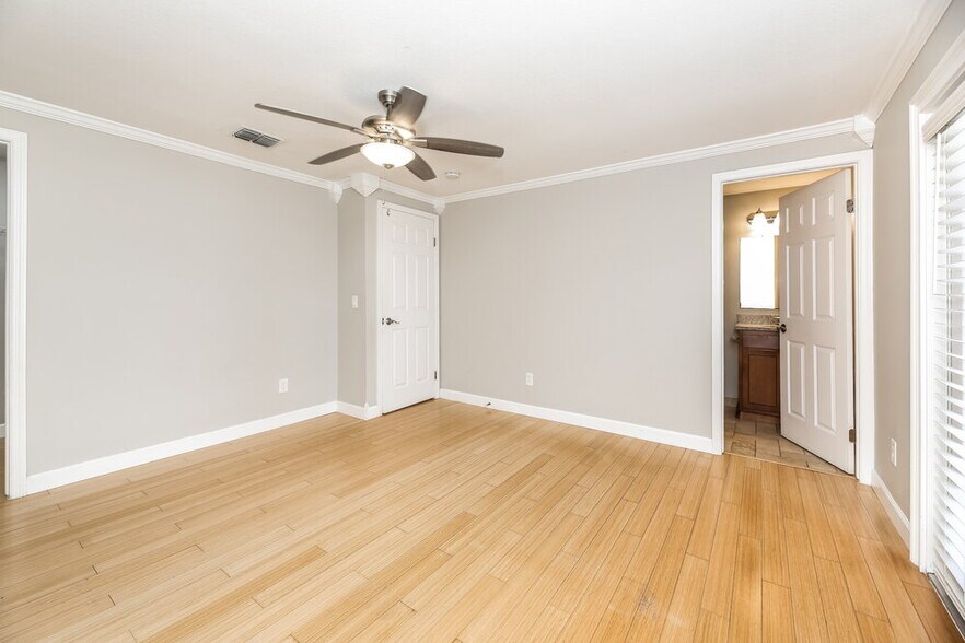 Building Photo - 3013 Hampstead Dr