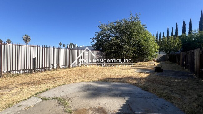 Building Photo - Spacious 2bd/1ba Duplex with Garage near American River College