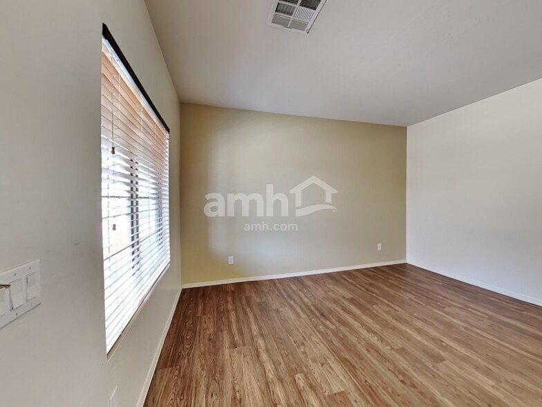 Building Photo - 99 S 165th Dr