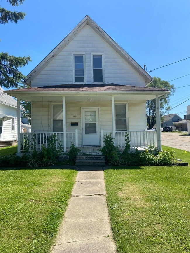 Primary Photo - 2 bed 1 bath Moline house!