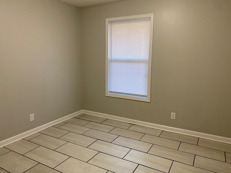 Building Photo - 77 Briarcliff Dr