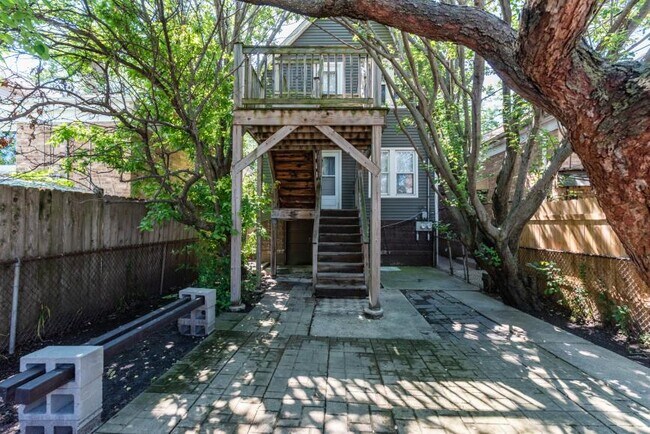 Building Photo - 2 bedroom in Chicago IL 60618