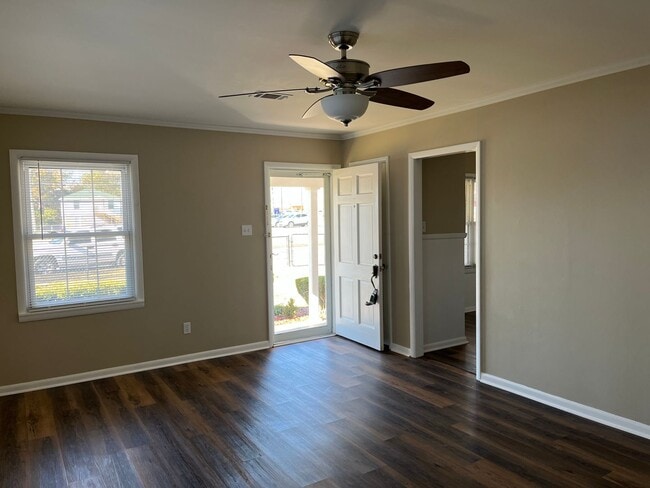 Building Photo - 3 Bed 1.5 Bath Home