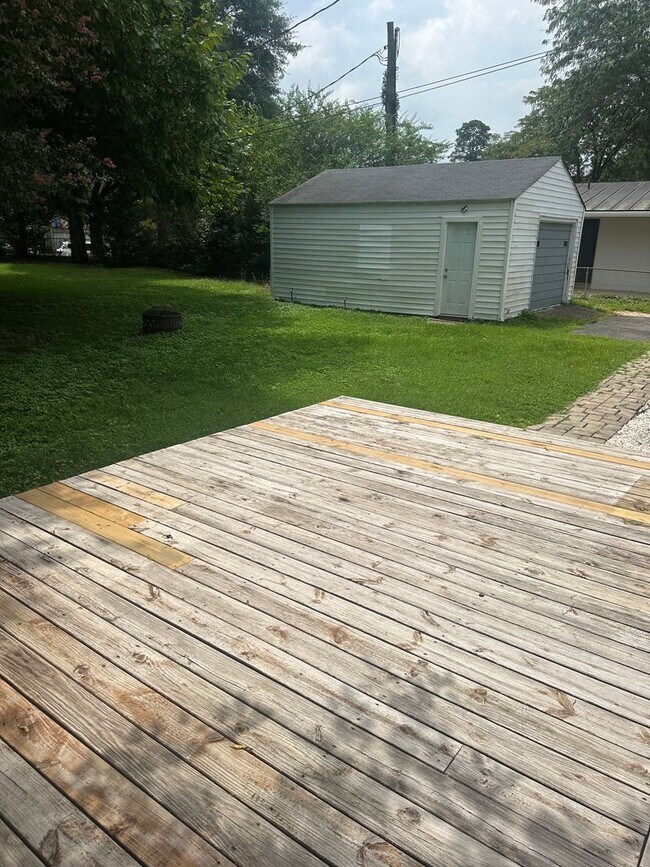 Building Photo - 903 Willow Lawn Dr