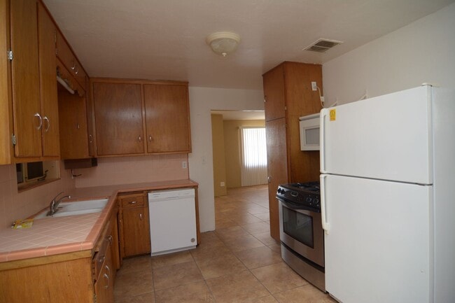 Building Photo - Charming 3 Bedroom 2 Bath Home! Central Tu...