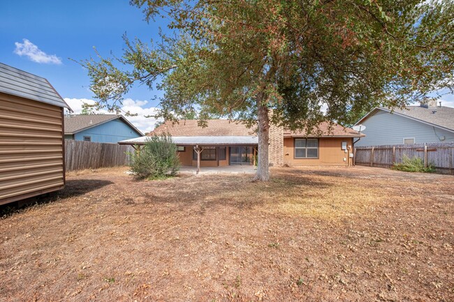 Building Photo - Original 3 Bedroom, 2 Bath Home in Oak Bro...