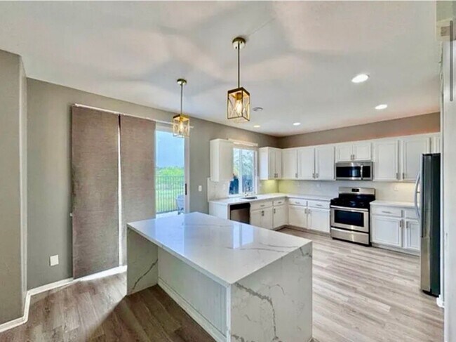 Building Photo - 32358 Gardenvail Dr