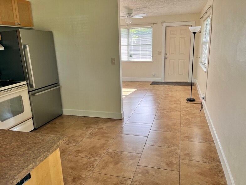 Kitchen/ living room - 2658 Mangrove St