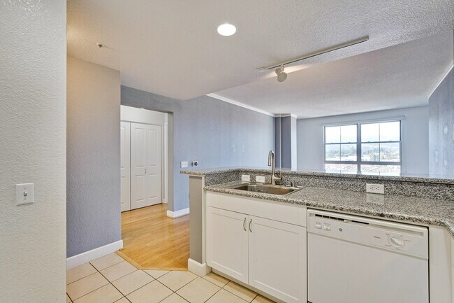 Building Photo - Large 2BR/2BA Condo with Spacious Balcony ...