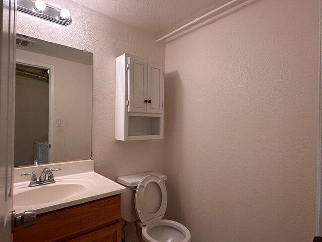 Building Photo - 27755 Del Norte Ct