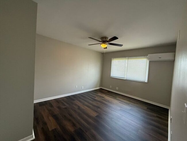 Building Photo - 2 Bedroom Unit was recently renovated. Liv...