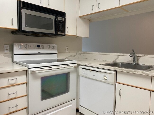 Building Photo - 1095 Coral Club Dr