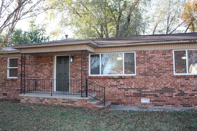 Building Photo - 4 BEDROOM HOUSE BY ELEMENTARY SCHOOL*