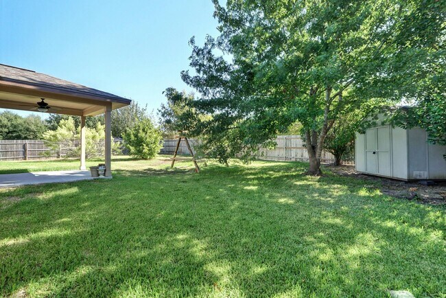 Building Photo - Spacious 4-Bedroom Gem with Office in Desi...