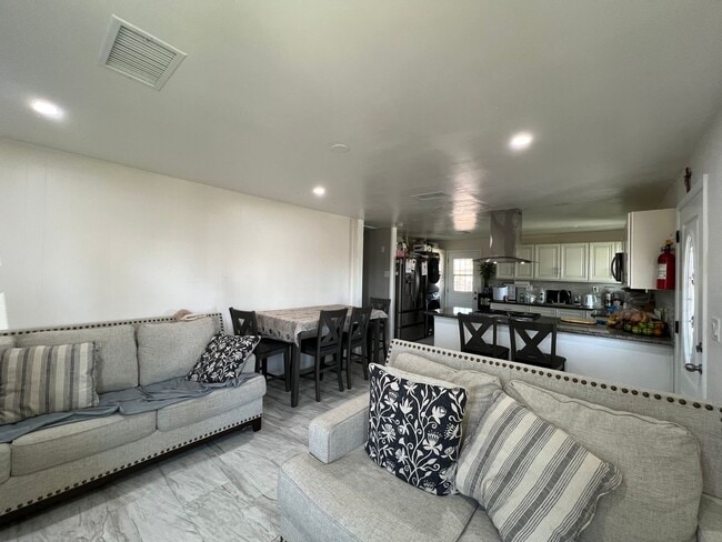 Building Photo - Beautiful 3 Bedroom 1 Bathroom House with Fenced and Landscaped Yard with All Utilities Included