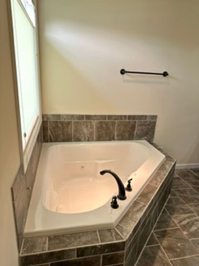 Building Photo - Maryville 37803 - 3 bedroom 2.5 bath home - Call Debra Johnson (865) 591-8281