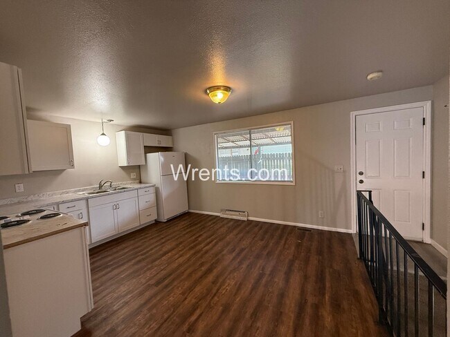 Building Photo - 2318-2320 E Dalke Ave  Owner selling