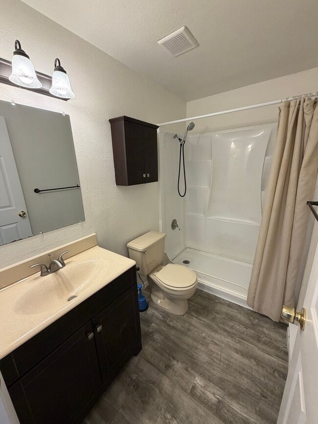 Building Photo - 2 Bed 1 Bath Duplex with Off Street Parking