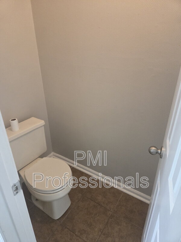 Building Photo - 2426 Bennington Dr