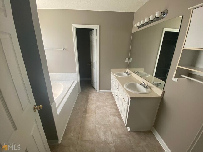 Building Photo - 5751 Colonnade Dr