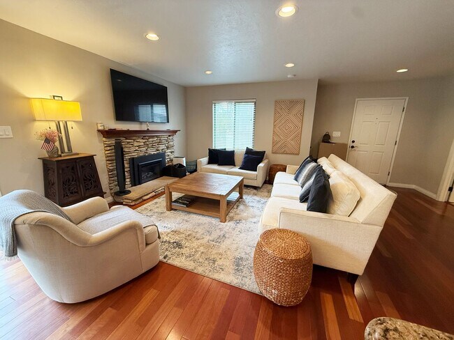 Building Photo - Beautifully Furnished 2 Bed/2.5 Bath Townhome in the Desirable Woodlands of La Jolla
