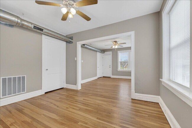 Building Photo - Meryl Wears Prada