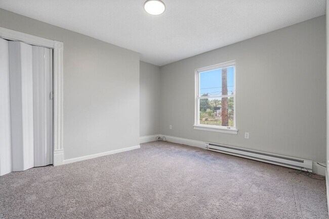 Building Photo - 865 E 11th Ave