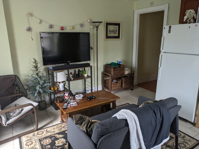 Building Photo - 22 School Ln