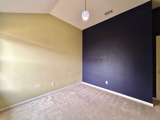 Building Photo - Warm & Cozy 3 Bed / 2 Bath Home with Fenced Yard and 2-Car Garage