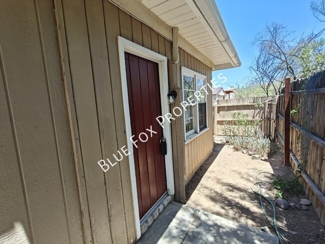 Building Photo - 3241 E Bermuda St