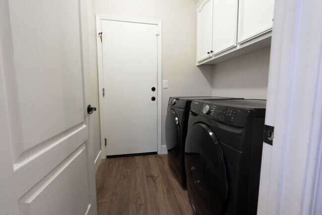 Building Photo - Stunning 3 Bedroom 2 Bath Home