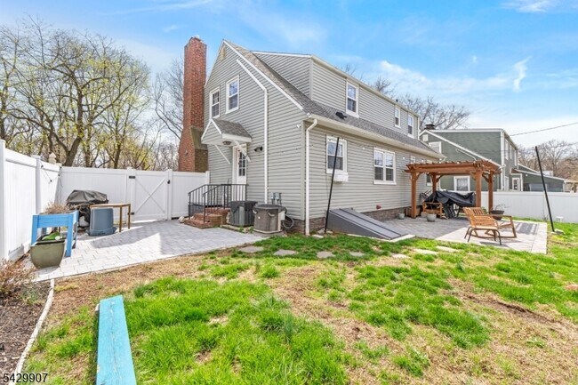 Building Photo - 821 Midwood Dr