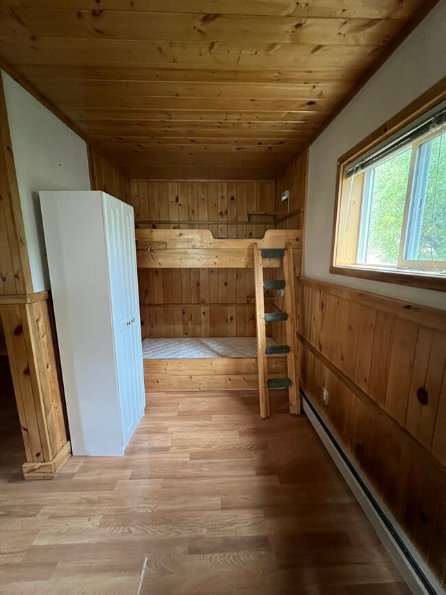 Building Photo - Nestled in Basin