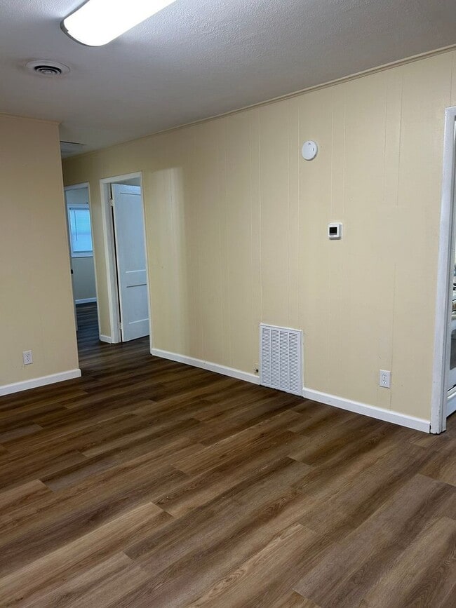 Building Photo - 3 Bedroom, 1 bath home with detached 1 car...