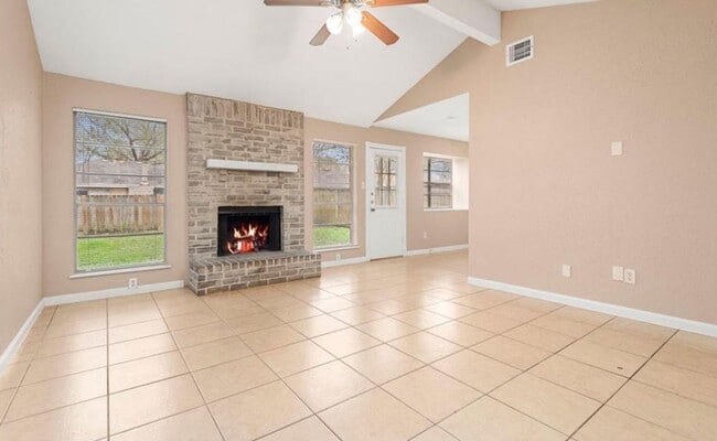 Building Photo - 4 Bedroom Home with 2 Bath and large back ...