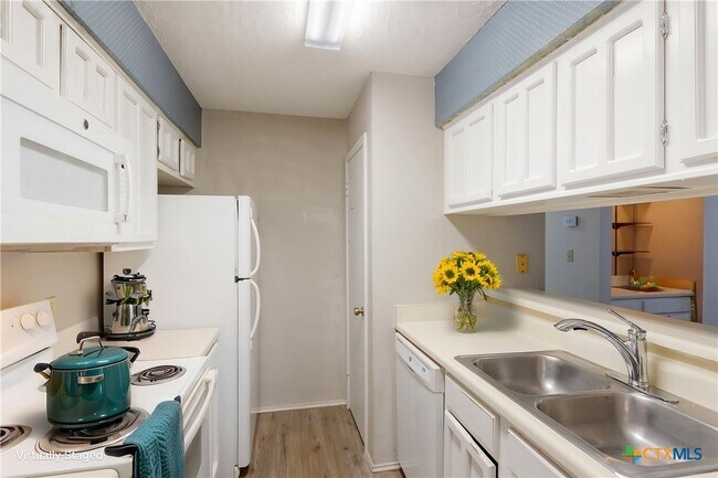 Building Photo - 1202 Thorpe Ln