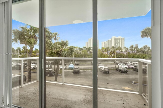 Building Photo - 3701 N Country Club Dr