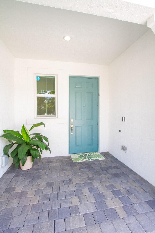 Building Photo - 587 Sanderling Cir
