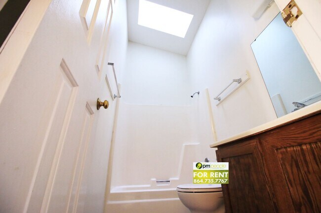 Building Photo - Convenient location