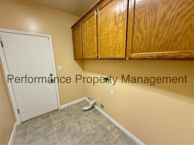 Building Photo - Stunning 4 Bed/2 Bath SW Bakersfield Home ...