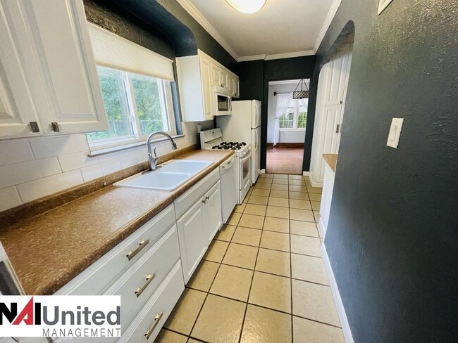Building Photo - 3 bedroom, 2 bathroom close to Unity Point...